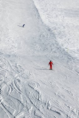 Kayakçı ve snowboardcu kış günü kayak pistinde yokuş aşağı iniyor. Gürcistan, Gudauri bölgesi. Kafkas Dağları.