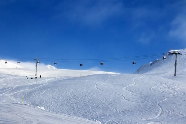 Gondola Lift Och Offpistskidbacke Dimma Vid Fin Solkväll Kaukasus Vintern — Stockfoto