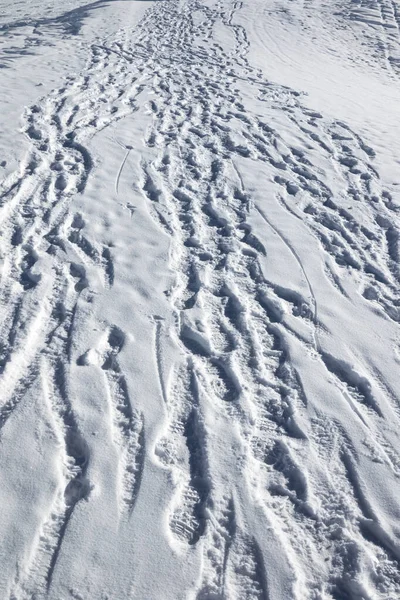 Voetafdrukken Sneeuw Avondwinter Bergen Sneeuwval — Stockfoto