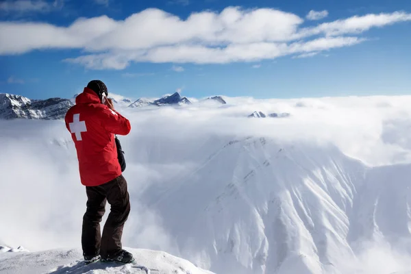 Räddare Toppen Berget Talar Mobiltelefon Och Snö Berg Dimma Kaukasus — Stockfoto