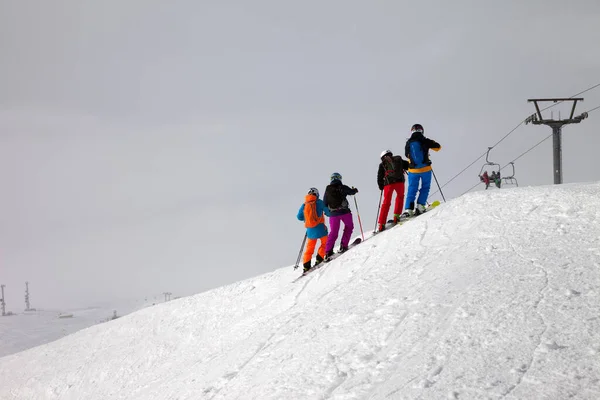 Skieurs Avant Descente Sur Pente Hors Piste Ciel Couvert Brumeux — Photo