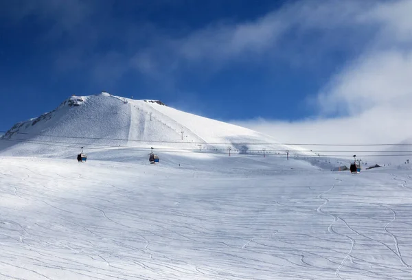 冬夜降雪时 贡多拉和椅子在滑雪胜地升起 格鲁吉亚高加索山脉 Gudauri地区 — 图库照片