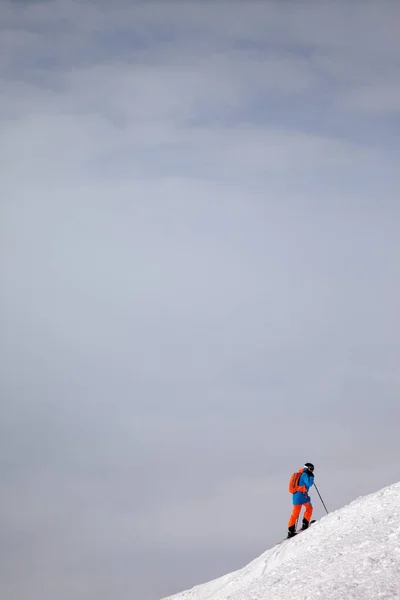 Skier Downhill Freeride Slope Overcast Misty Sky Snow Storm Caucasus — Stock Photo, Image