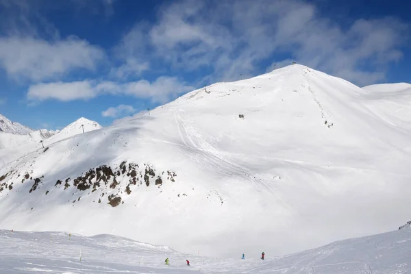 滑雪者和滑雪者在自由的小径上下山 在寒冷的阳光下带着云彩爬山 格鲁吉亚的高加索山脉 Gudauri地区 — 图库照片