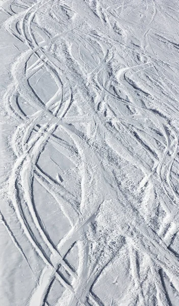 Pista Esquí Con Rastros Esquís Tablas Snowboard Sol Día Invierno —  Fotos de Stock