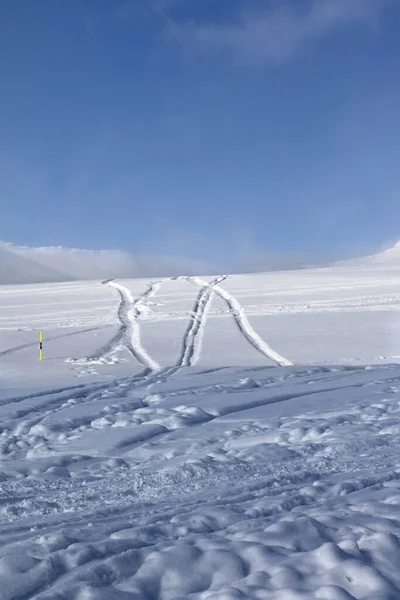 Stok Narciarski Piste Spadającym Śniegiem Śladami Nart Snowboardów Opadach Śniegu — Zdjęcie stockowe