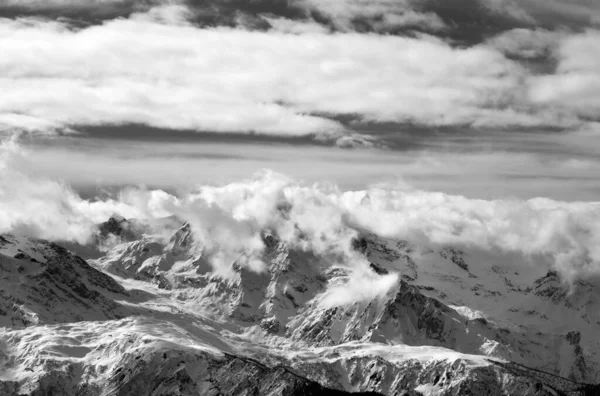 Schwarze Und Weiße Schneeberge Sonnigen Wolken Einem Schönen Winterabend Kaukasus — Stockfoto
