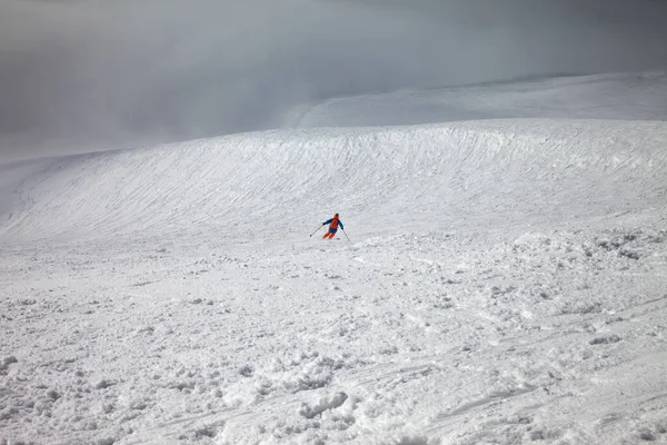 Descente Skieuse Sur Piste Freeride Ciel Couvert Brumeux Avant Blizzard — Photo