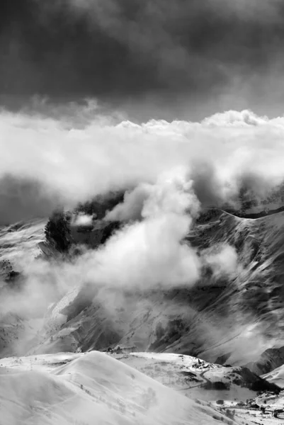 Vista Blanco Negro Estación Esquí Cielo Niebla Luz Del Sol —  Fotos de Stock