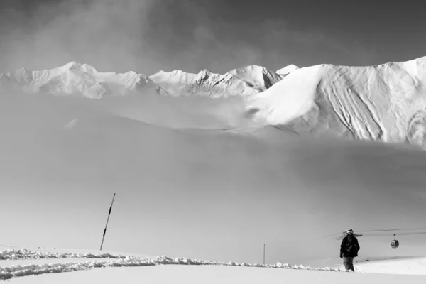 Vista Blanco Negro Pista Con Snowboarder Montañas Niebla Montañas Del — Foto de Stock