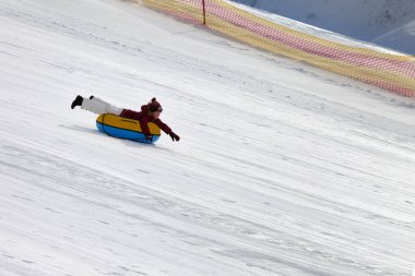 Mutlu kız kar üzerinde yokuş aşağı kayak merkezinde kış günü