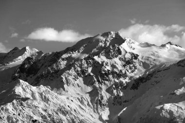 Güzel bir güneş akşamında siyah beyaz kış dağları. Kafkas Dağları. Gürcistan, bölge Svaneti.