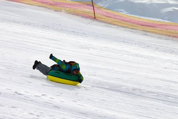 Snow Tubing Slunci Zimní Den Lyžařském Středisku — Stock fotografie