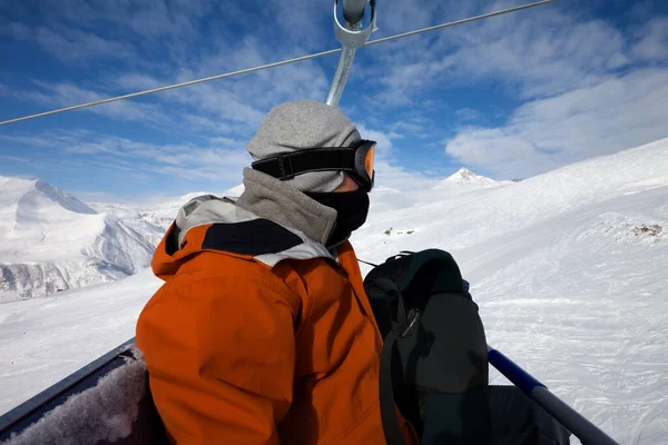 Close Esquiador Teleférico Pista Esqui Neve Dia Inverno Sol Cáucaso — Fotografia de Stock