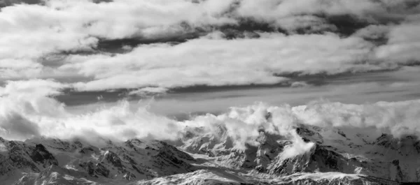 Schwarz Weißer Blick Auf Schneeberge Und Wolkenverhangenen Himmel Winterabend Kaukasus — Stockfoto