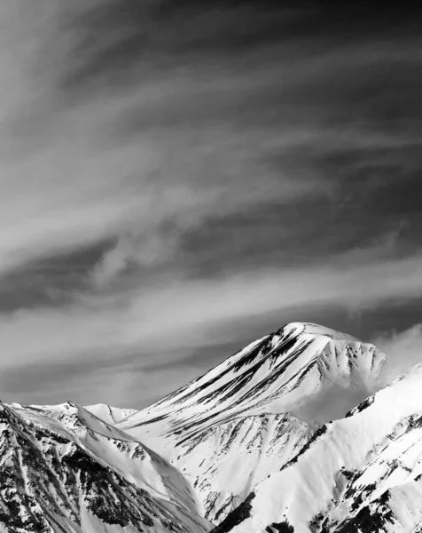 Invierno Blanco Negro Montañas Nevadas Día Ventoso Sol Montañas Del —  Fotos de Stock