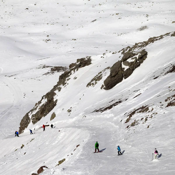 Сноубордисты Лыжники Спускаются Лыжный Склон Солнечный Зимний День Кавказские Горы — стоковое фото