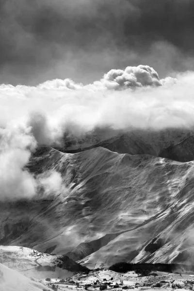 Vista Blanco Negro Estación Esquí Niebla Con Nubes Luz Solar —  Fotos de Stock