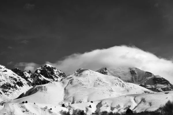 黑色和白色的山 在云彩中 冬天的斜坡上 格鲁吉亚Svaneti地区Tetnuldi山高加索山脉 — 图库照片