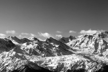 Güneşli bir günde siyah beyaz kış dağları. Kafkas Dağları. Gürcistan 'ın Svaneti bölgesi.