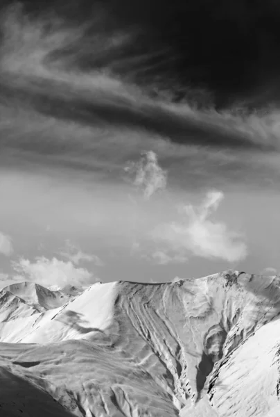 外面雪坡上的黑白相间的景色 以及风天乌云密布的天空 格鲁吉亚的高加索山脉 Gudauri地区 — 图库照片