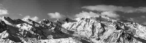 Preto Branco Vista Panorâmica Sobre Montanhas Neve Agradável Noite Ensolarada — Fotografia de Stock