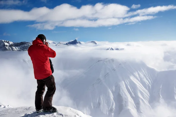 Skiër Top Van Berg Praten Mobiele Telefoon Sneeuw Bergen Mist — Stockfoto