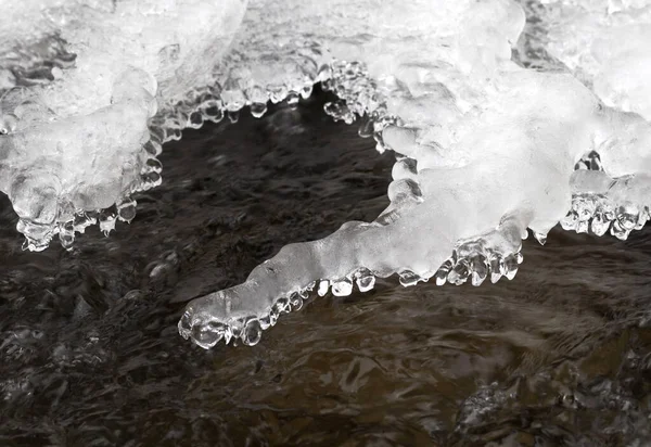 Ruisseau Montagne Croûte Glace Figurée Hiver Vue Rapprochée — Photo