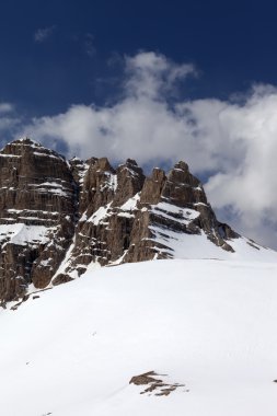 karlı rock ve gökyüzü bulutlu