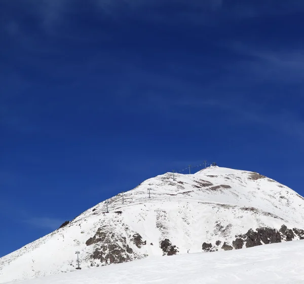 Montagna invernale e la pista da sci —  Fotos de Stock