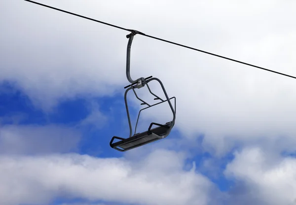 Sesselbahn und bewölkten Himmel — Stockfoto