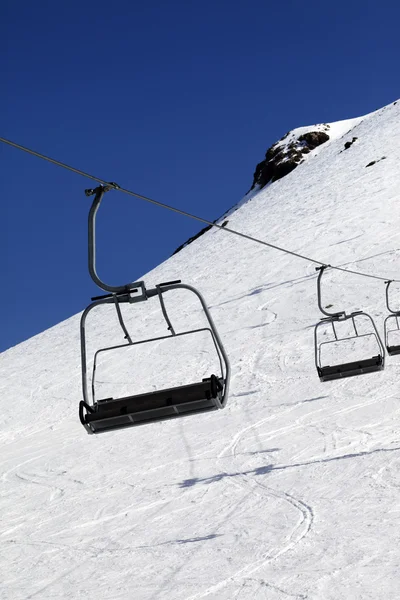 Télésiège dans la station de ski à la journée du soleil — Photo