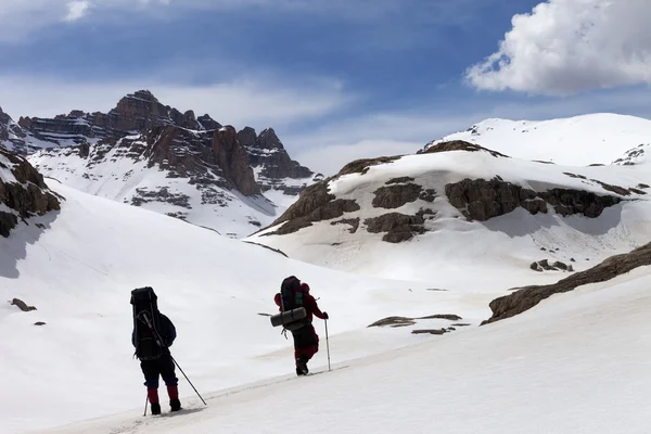 Due escursionisti nelle montagne nevose — Foto Stock