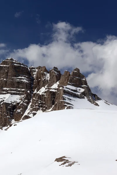 雪山の岩と雲と空 — ストック写真
