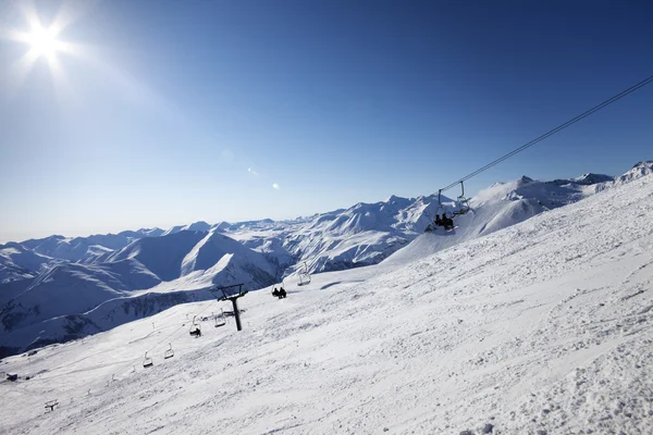 Ski helling en blauwe hemel met zon — Stockfoto