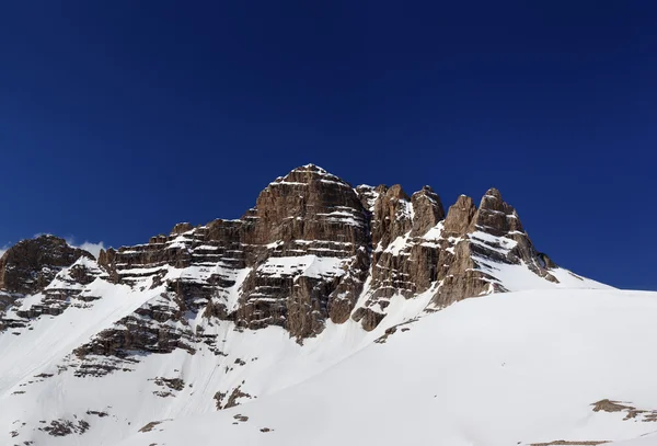 Panorama de rochas nevadas no dia de Primavera linda — Fotografia de Stock