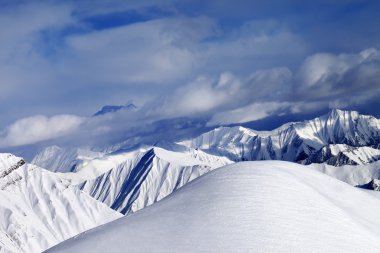 devreden karlı yamaç ve bulutlu Dağları