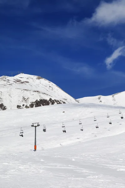 在阳光明媚的冬日滑雪场 — 图库照片