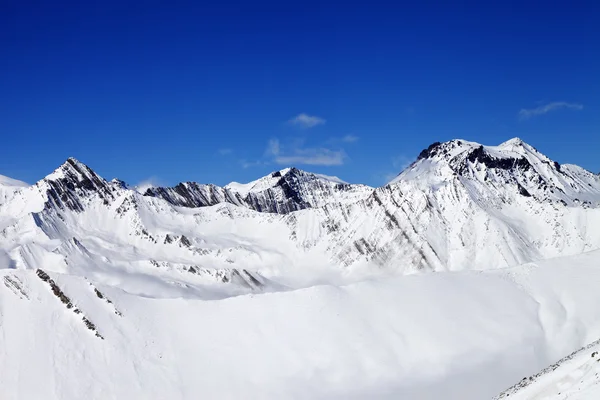 天気の良い日で雪に覆われた山々 — ストック写真