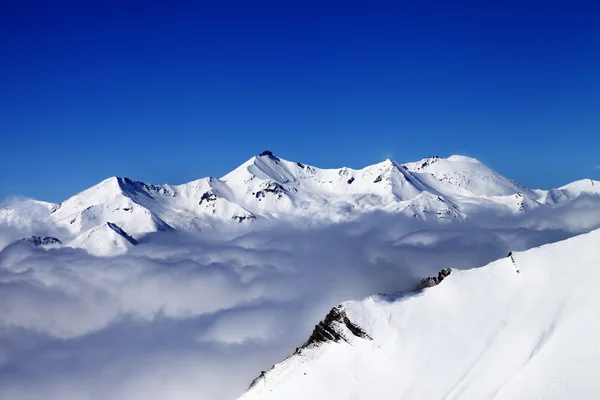 Montagnes dans les nuages à la belle journée — Photo