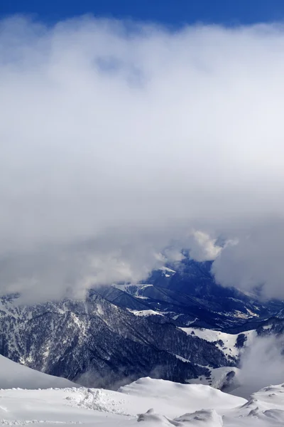 雲の中の冬の雪に覆われた山 — ストック写真