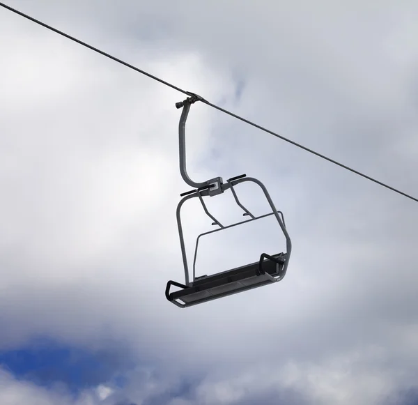 Stoeltjeslift en bewolkte hemel — Stockfoto