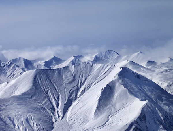 Снігові гори в тумані — стокове фото
