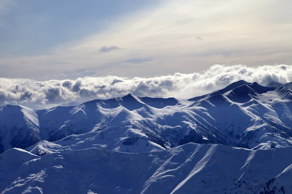 夜の雪に覆われた山、日光の雲 — ストック写真