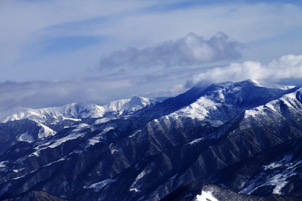 Біля підніжжя пагорба в снігу — стокове фото