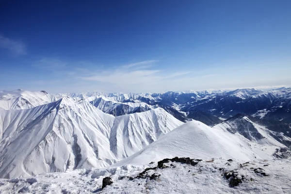 Zimní zasněžené hory na hezký den — Stock fotografie