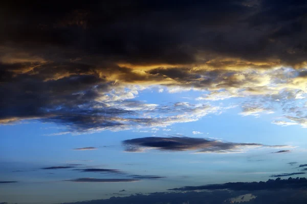 Cielo scuro al tramonto sul mare estivo — Foto Stock