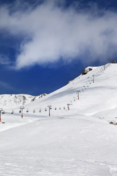 Elevador de cadeira e pistas de ski — Fotografia de Stock