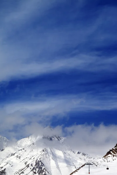 Montanhas de inverno e céu nublado — Fotografia de Stock