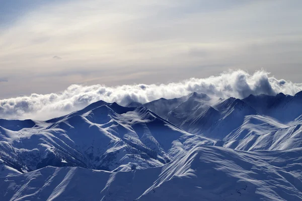 Snowy mountains in mist at winter evening — Stock Photo, Image